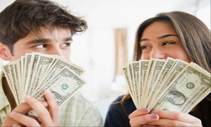 Ngày tiêu cả chục triệu, vợ chồng tôi vẫn để mẹ bán từng mớ rau kiếm sống