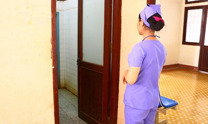 Phát hiện thi thể 2 bé gái còn nguyên dây rốn trong nhà vệ sinh bệnh viện