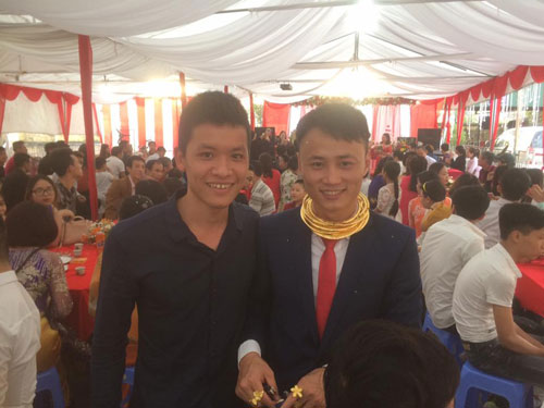 choang voi dam cuoi chu re deo kieng kin co, nhan kin tay het phan co dau - 3
