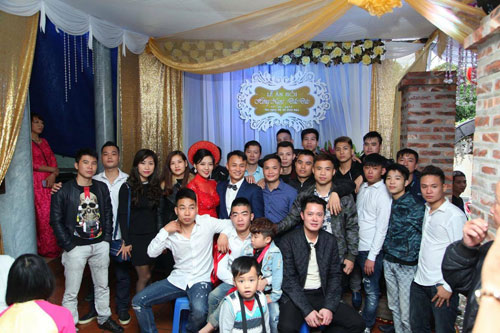 choang voi dam cuoi chu re deo kieng kin co, nhan kin tay het phan co dau - 4