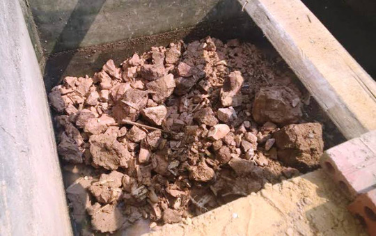 Tá hỏa phát hiện bộ hài cốt trong bể phốt - 1