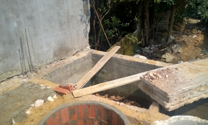 Tá hỏa phát hiện bộ hài cốt trong bể phốt