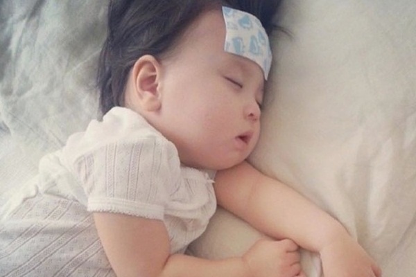 Đừng bỏ qua 3 động tác nhỏ khi trẻ ngủ để kịp thời bắt bệnh và cải thiện