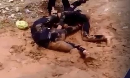 Nữ sinh Quảng Nam đánh nhau trên vũng bùn