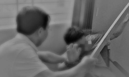 Cầm dao đuổi chém chồng, vợ bị đạp tử vong