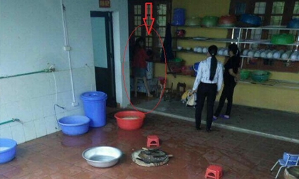 Bố thắt tim quay cảnh Hiệu trưởng và 2 giáo viên dọa cắm điện, bế ngược con thả vào máy vặt lông gà