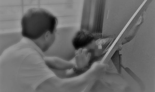 Cầm dao đuổi chém chồng, vợ bị đạp tử vong