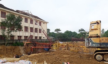 Khởi tố 4 người trong vụ cần trục sập đè chết nam sinh
