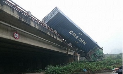 Nhiều tai nạn khi trời mưa, đường trơn: Làm sao để lái xe an toàn?
