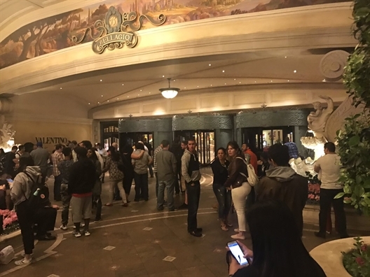 Sung no, khach hoang loan bo chay khoi khach san o Las Vegas