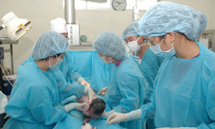 Bác sĩ sản khoa cắt cụt ngón tay trẻ sơ sinh khi mổ bắt con