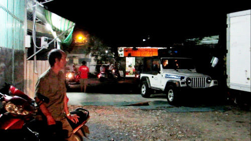 Phát hiện người đàn ông chỉ mặc áo, chết trong taxi - 1