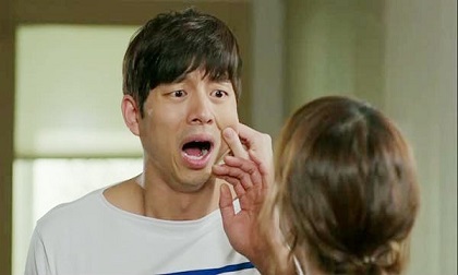 'Này đàn bà, đừng cứ léo nhéo kêu khổ, đàn ông chúng tôi cũng vất vả cả đời đây!’