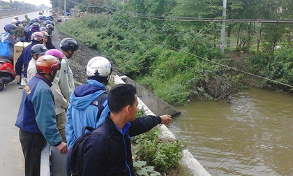 Thi thể nam thanh niên nổi trên mương nước