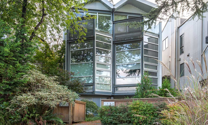 Phong cách thiết kế hiện đại: Sử dụng kính thủy tinh trong suốt để ngôi nhà ngập tràn ánh sáng