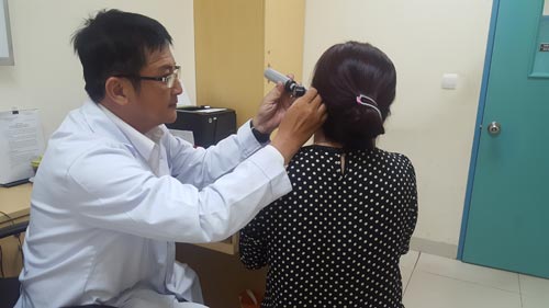 dung tam bong ngoay tai sai cach, nguoi phu nu phai nhap vien vi mu chay ra ngoai - 1