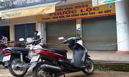 Trộm phá tủ kính lấy vàng, nghi đột nhập từ ống thông gió