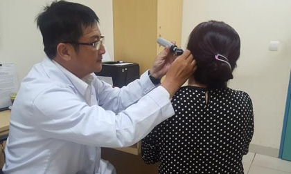 Dùng tăm bông ngoáy tai sai cách, người phụ nữ phải nhập viện vì mủ chảy ra ngoài