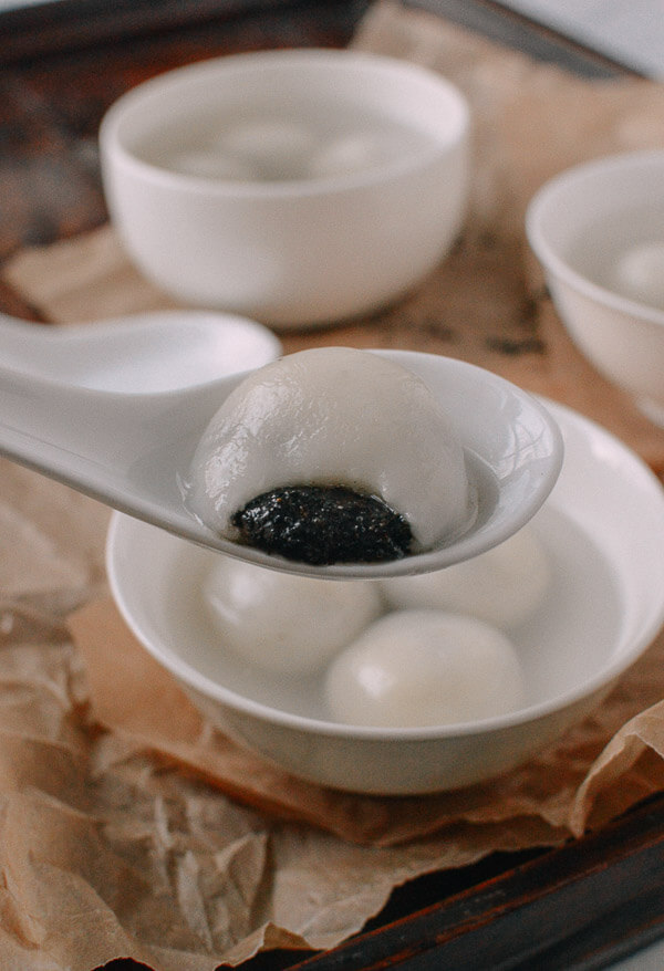 Tự làm bánh trôi nước nhân mè đen dẻo thơm cực đơn giản - 1