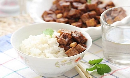 Thói quen ăn cơm sai lầm đang rước bệnh vào người ít ai biết