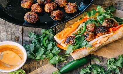 Bánh mì thịt viên béo ngậy, thơm lừng ngon miễn chê