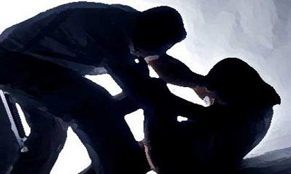 Người dân vây bắt ‘yêu râu xanh’ hại bé gái 5 tuổi