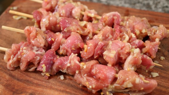 Thịt xiên nướng kiểu Hàn vàng ươm, thơm phức 
