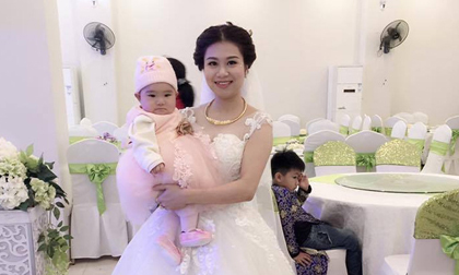 Câu chuyện phía sau bức ảnh 'cô dâu cho con bú' trong ngày cưới