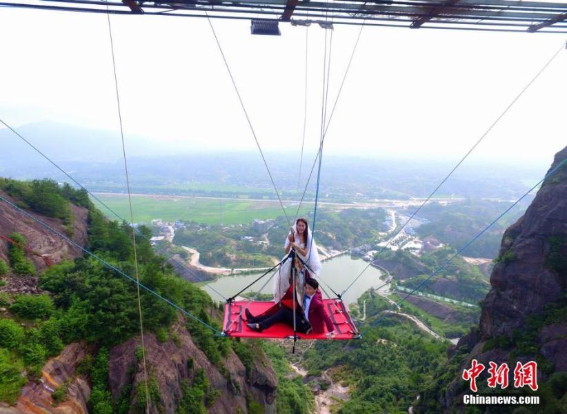 khong do noi nhung dam cuoi ki la nhat tq: don dau bang xe tang, chu re mac vay cuoi... - 7
