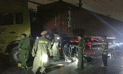 TP. HCM: Xe container tông xe máy, 1 người tử vong