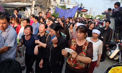Bé gái Việt đã về đến quê cha, người thân, xóm làng đón em trong nước mắt