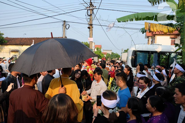 Bé gái Việt đã về đến quê cha, người thân, xóm làng đón em trong nước mắt - Ảnh 7.