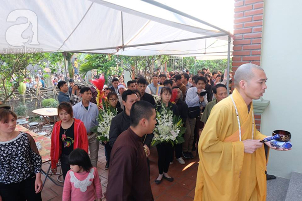 Bé gái Việt đã về đến quê cha, người thân, xóm làng đón em trong nước mắt - Ảnh 9.