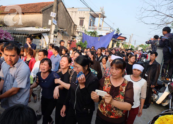 Bé gái Việt đã về đến quê cha, người thân, xóm làng đón em trong nước mắt - Ảnh 6.