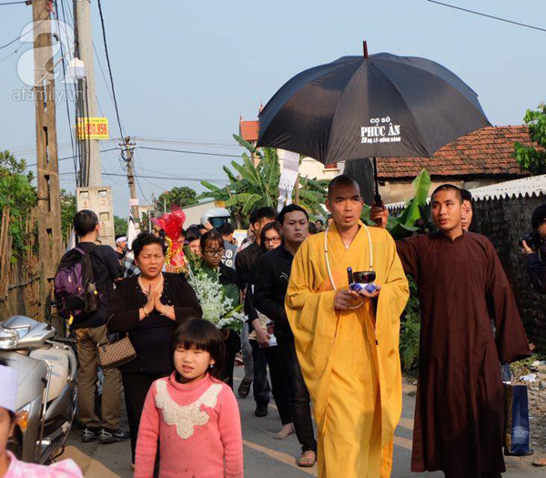 Bé gái Việt đã về đến quê cha, người thân, xóm làng đón em trong nước mắt - Ảnh 5.