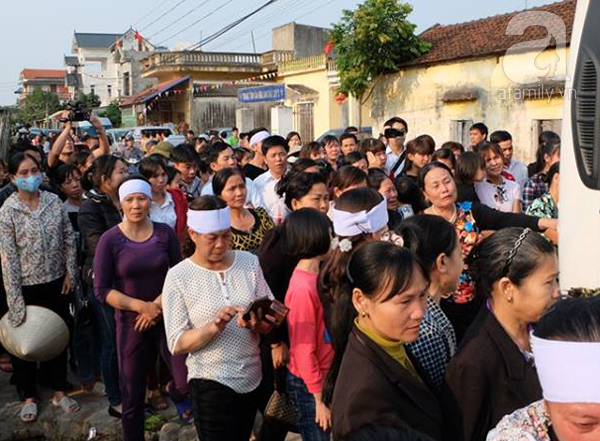 Bé gái Việt đã về đến quê cha, người thân, xóm làng đón em trong nước mắt - Ảnh 3.