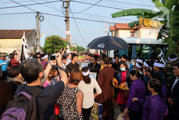 Bé gái Việt đã về đến quê cha, người thân, xóm làng đón em trong nước mắt - Ảnh 4.