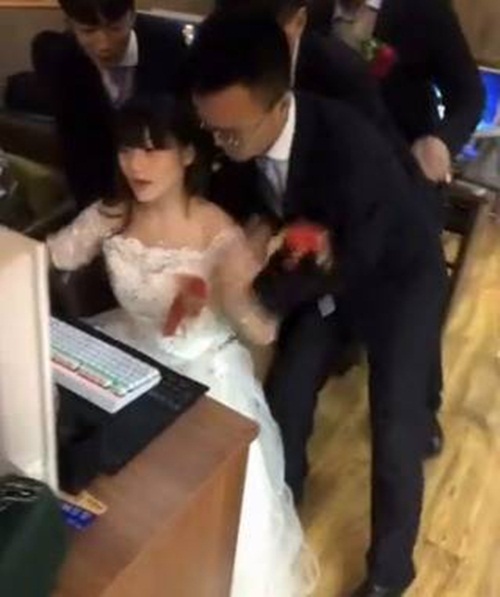 Ngày cưới cô dâu mải chơi game, chú rể kéo mãi không chịu về - 1