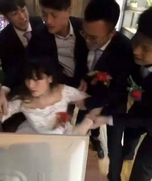 Ngày cưới cô dâu mải chơi game, chú rể kéo mãi không chịu về - 4