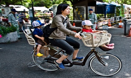 Mẹ Việt nuôi dạy con ở Nhật: Người ngoài nhìn vào hâm mộ, người trong cuộc sốc lên sốc xuống