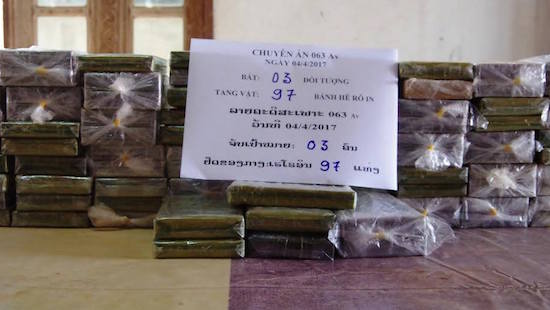 Bắt 3 đối tượng đang trên đường tiêu thụ 97 bánh heroin