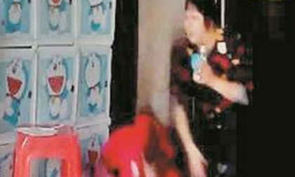 Bàng hoàng phát hiện con gái 2 tuổi bị người giúp việc bạo hành suốt 1 năm trời