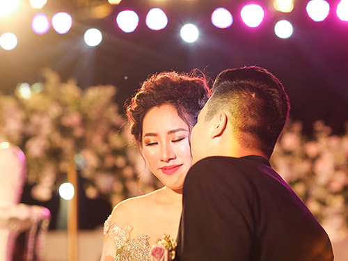 hau dam cuoi 6 ty, nu dai gia binh phuoc tiet lo duoc chong theo duoi tu ngay chua giau co - 4