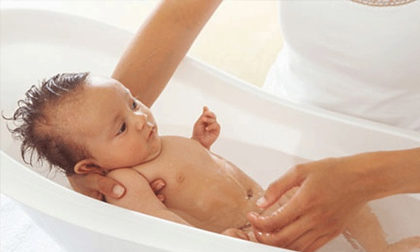 Sai lầm gây hại nghiêm trọng tới trẻ của mẹ khi tắm cho bé mà không hay biết  