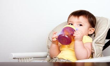 Mẹ có biết: Trẻ dưới 1 tuổi không nên uống nước trái cây