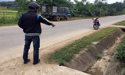 Xót xa bà ngoại vứt thi thể cháu bé sơ sinh bên lề đường ở Quảng Nam