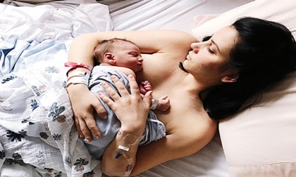 Chân thực từng bước một em bé được đưa ra khỏi bụng mẹ khi đẻ mổ