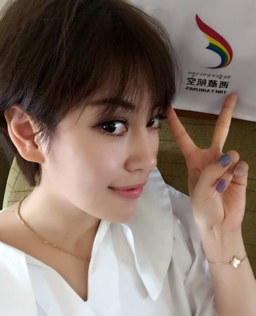 hiem hoi nu phi cong 9x gay sot mang xa hoi vi tai sac ven toan - 9