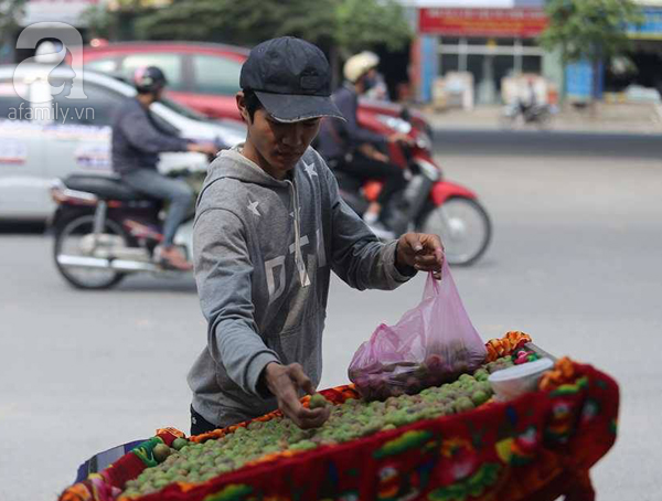 Hà Nội: Mận đầu mùa giá cao gấp 10 lần chính vụ, chị em vẫn ùn ùn mua - Ảnh 2.