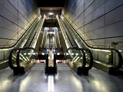 Bé trai bị thang cuốn ở Tân Sơn Nhất kéo gần đứt lìa cổ tay - 1